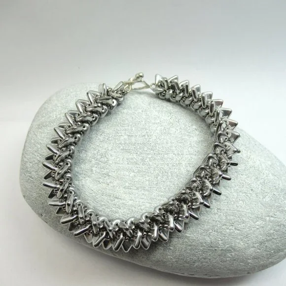Handwoven spiky silver triangle bracelet - Picture 2 of 12